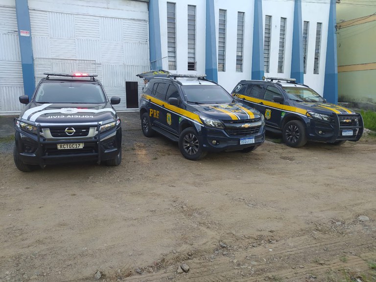 PRF e Polícia Civil prendem 05 envolvidos em roubo de carga de pneus em Conquista