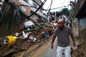 Tragédia: 78 mortos pelas fortes chuvas em Petrópolis (RJ)
