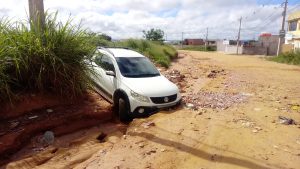 Fotos: Carro cai em cratera aberta em rua do Bateias II