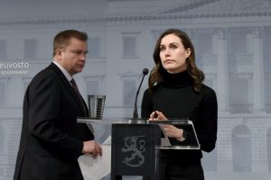 Em decisão histórica, Finlândia vai fornecer armas para a Ucrânia