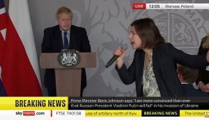 [VÍDEO] Jornalista em lágrimas confronta Boris Johnson: “A III Guerra já começou”