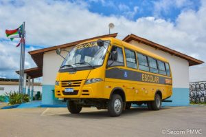 Prefeitura recebe micro-ônibus tracionado para transporte de alunos da zona rural