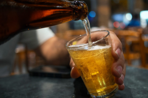 Consumo abusivo de álcool pode potencializar depressão, ansiedade e até aumentar o risco de suicídio, diz especialista