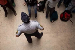 Vice-diretora critica gestão militar e chama tenente de “cagão”