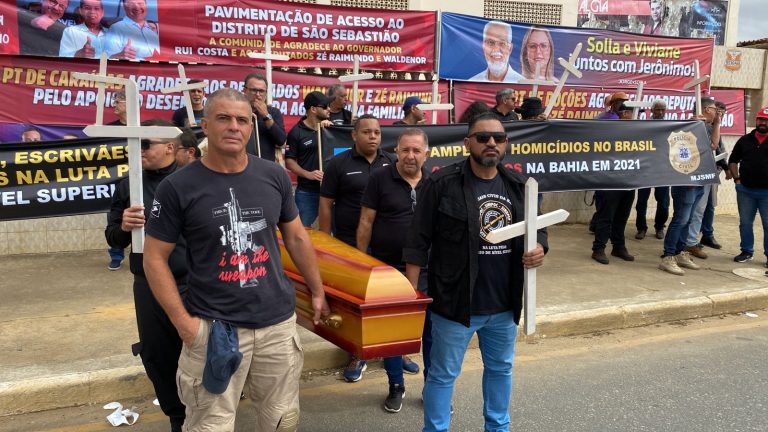 Policiais Civis fazem manifestação em evento do PT em Vitória da Conquista