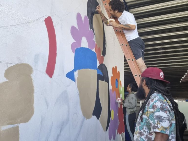Alunos de oficina de grafite promovida pela Prefeitura levam mais cores para a Feira do Alto Maron