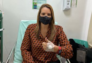Prefeita teve reação alérgica e não participou de lançamento de obra no Jardim Valéria. Medicada, gestora passa bem