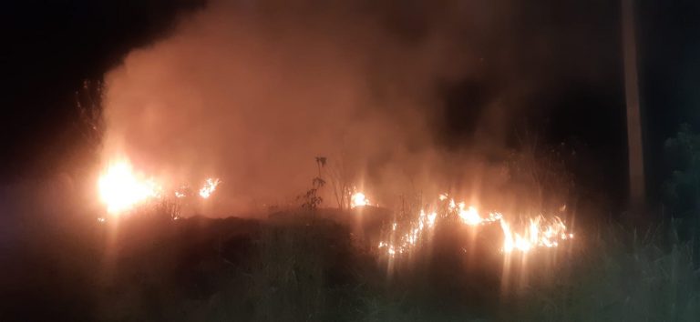 Policial Militar combate incêndio nas proximidades de condomínio residencial e do quartel da BCS Nova Cidade