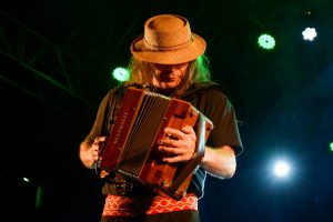 Renato Borghetti com sua gaita de botão trouxe o ritmo gaúcho para o Arraiá da Conquista