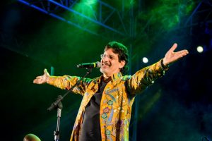 Com música, poesia e causos, Jessier Quirino levou nordestinidade apurada ao Arraiá da Conquista