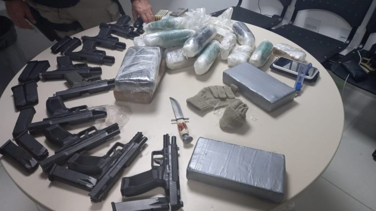 Casal é preso em Conquista transportando pistolas, carregadores, munições e drogas