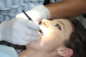 Cárie é transmissível? Cirurgião-dentista explica