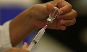 Vacinação inclui 4ª dose para adultos de 55 anos ou mais nesta segunda-feira