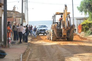 Prefeita Sheila Lemos vistoria início do asfaltamento executado pela Codevasf nas 57 ruas da região do Jardim Valéria