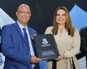 Prefeita Sheila Lemos transmite cargo temporariamente ao presidente da Câmara, Luís Carlos Dudé