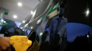 Adiamento de meta ambiental pode reduzir valor de diesel e gasolina, dizem especialistas