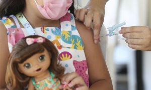 Vacinação com 1ª dose para crianças de 3 e 4 anos começa nesta terça-feira