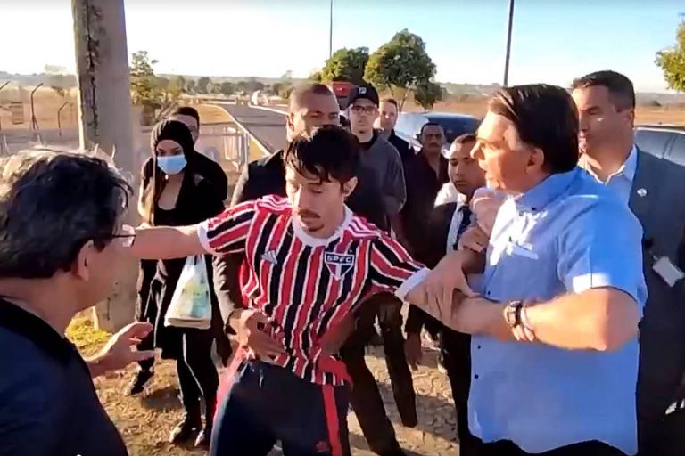 VÍDEO: Bolsonaro puxa Youtuber pela camisa e tenta tomar celular, após ser chamado de “tchutchuca do Centrão” e “safado”