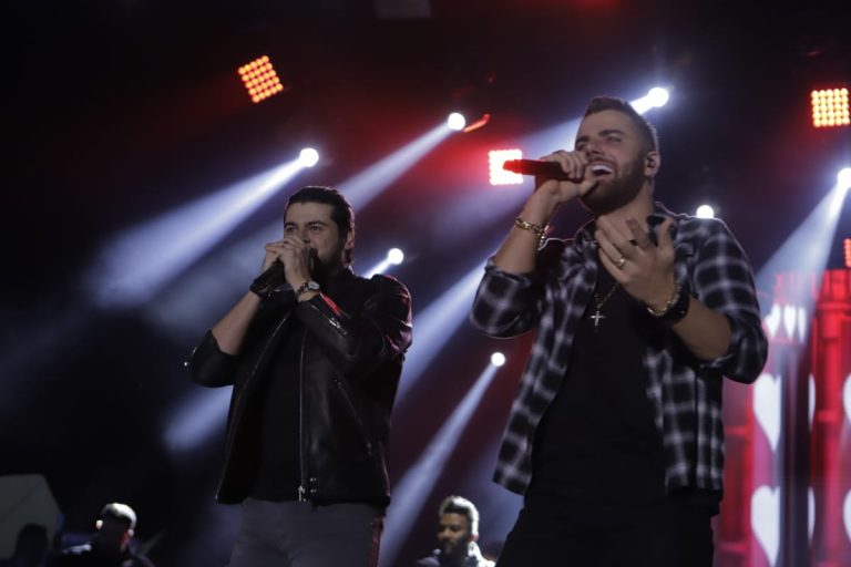 Zé Neto e Cristiano conquistam o público e surpreende com sequência de clássicos do pop rock nacional