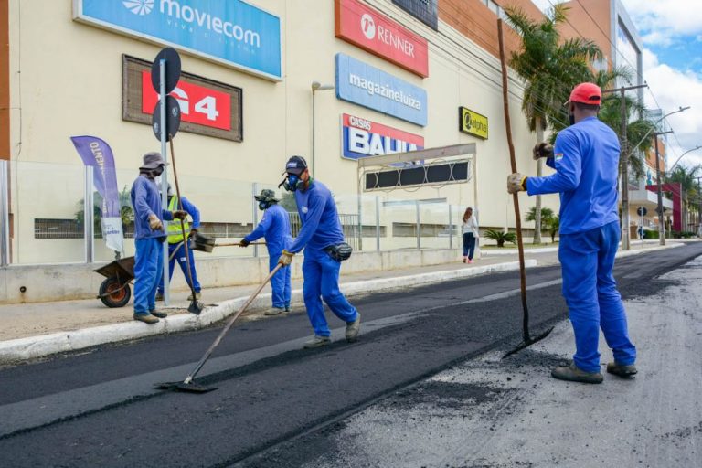 Prefeitura faz recapeamento asfáltico no cruzamento da Juracy Magalhães com a Rua N. Semáforos serão ligados em seguida