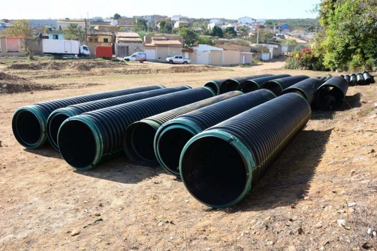 Tubos adquiridos pela Emurc chegam e obra de drenagem no Alto do Panorama avança  EMURC