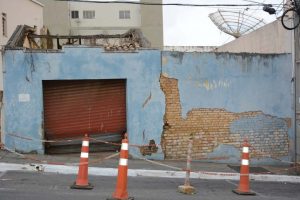 Defesa Civil Municipal notifica proprietário para demolir imóvel que ameaça segurança das pessoas