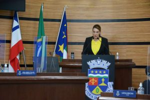 “A oposição, mesmo sabendo que a demanda já existia há dez, doze, 15 anos, se junta para cobrar como se tivesse surgido hoje”, diz Prefeita