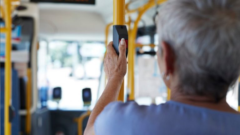 Bolsonaro libera R$ 2,5 bi do governo federal para repasses a empresas de ônibus