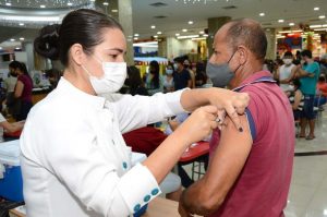 Covid-19: tem vacinação de 3ª dose para adolescentes e 4ª dose para adultos no Shopping Conquista Sul nesta quinta