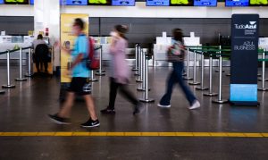 Anvisa retira obrigatoriedade de máscara em voos e aeroportos, mas recomenda o uso para público mais vulnerável