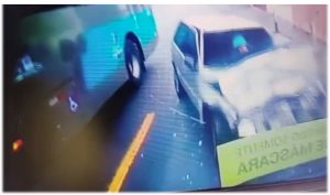 Câmera de ônibus registra o exato momento de acidente com carro em ultrapassagem
