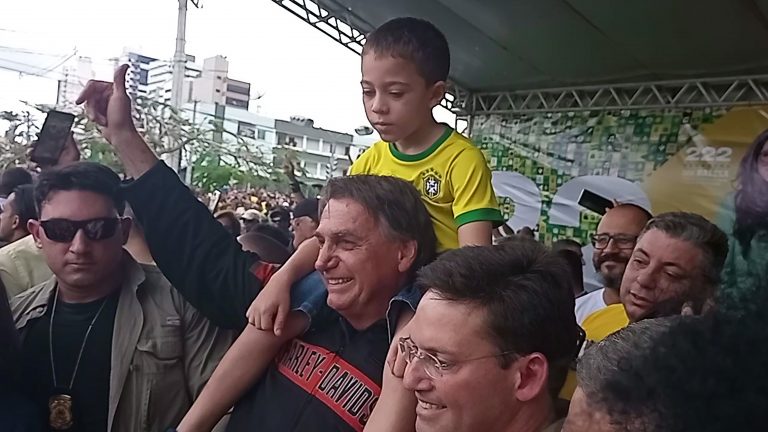 Bolsonaro realiza motocarreata e comício em Vitória da Conquista e afirma, “povo armado jamais será escravizado”