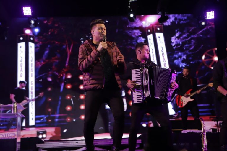 Rei do Piseiro, Vitor Fernandes encerra primeira noite do FIB2022: ‘Música boa para dançar um pouquinho e beijar na boca’