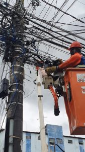 Coelba realiza ação em Vitória da Conquista para evitar chamas em fiação de telefonia