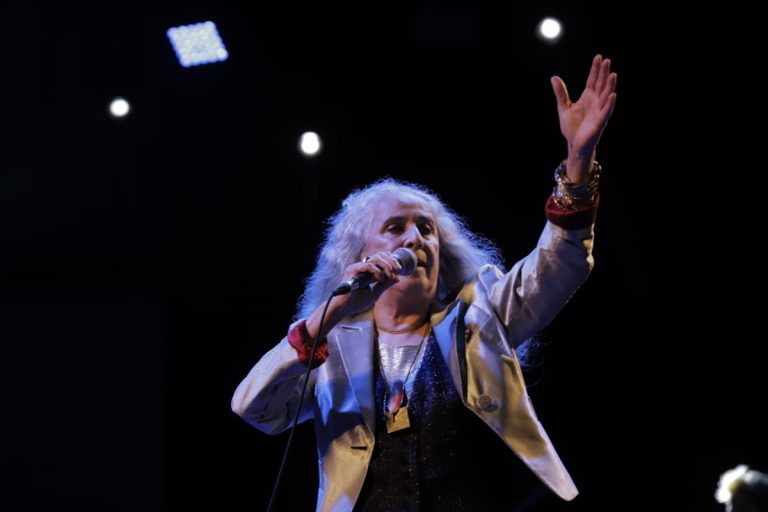 Grandes sucessos, “L” de Lula e gritos de “fora Bolsonaro”. Veja como foi a apresentação de Maria Bethânia no FIB.