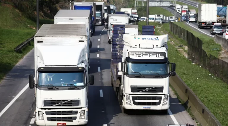 Caminhoneiros começam a receber benefício emergencial nesta terça