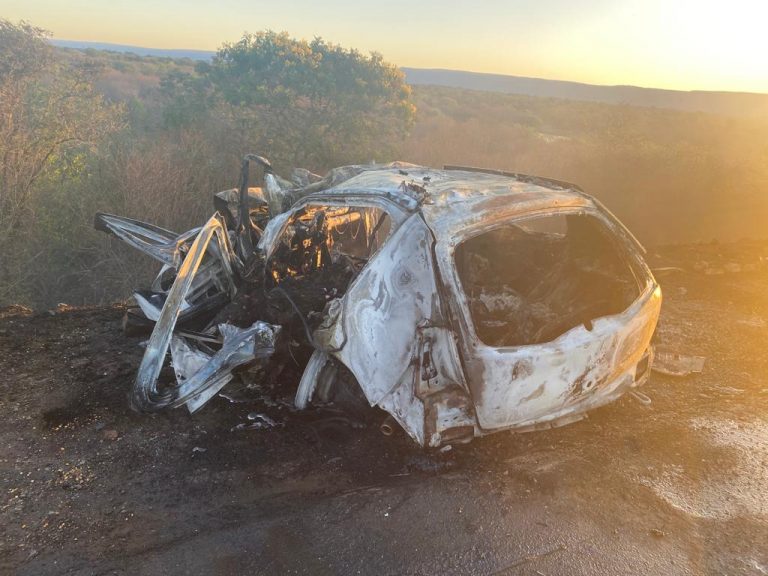 Batida frontal entre carros na BR-242 deixa 3 mortos carbonizados; Todos moravam em Vitória da Conquista