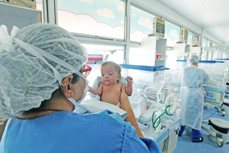 Conselhos de Enfermagem criticam liminar de Barroso que suspende lei do piso da enfermagem