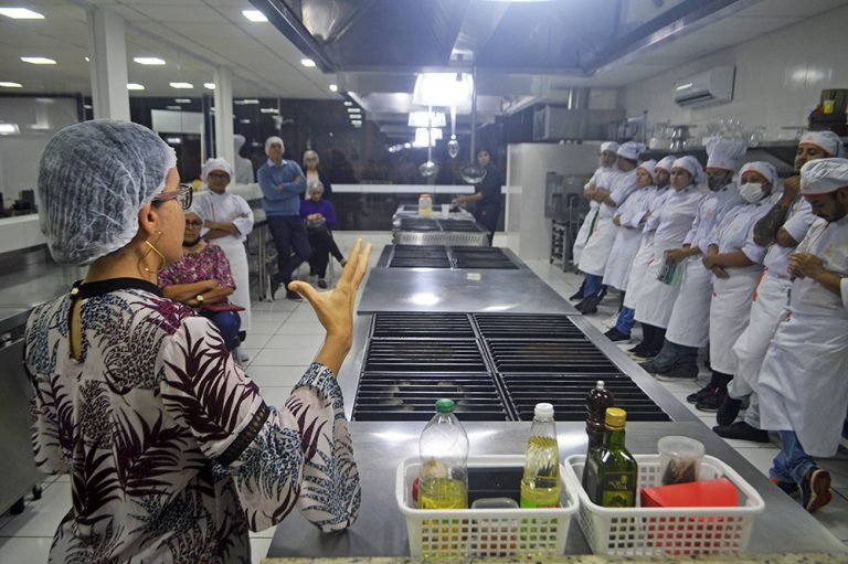 ICON promove palestra sobre alimentação saudável na prevenção contra o câncer colorretal para alunos de gastronomia