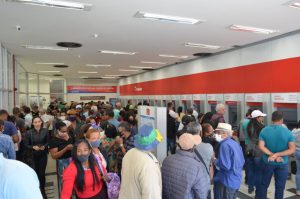 Clientes se aglomeram no Bradesco. Sindicato denuncia falta de funcionários para atender a população