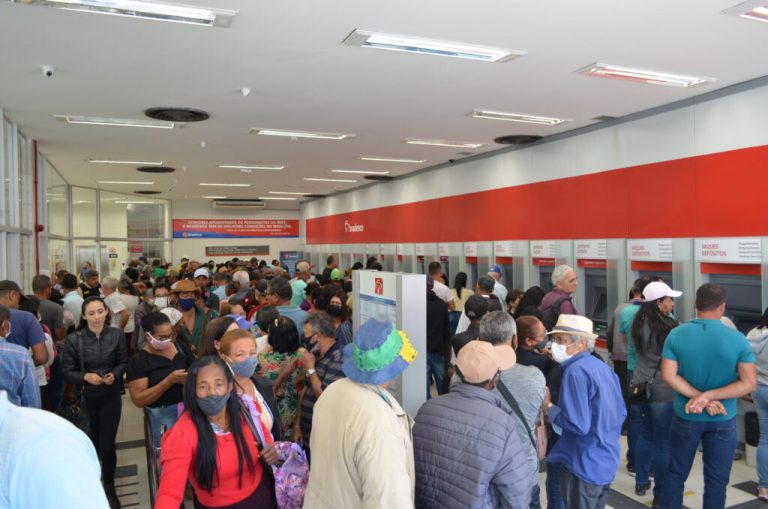 Clientes se aglomeram no Bradesco. Sindicato denuncia falta de funcionários para atender a população