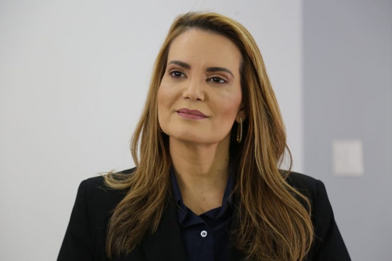 Prefeita Sheila Lemos entrega cargo de vice-presidente da Policlínica Regional e pede afastamento