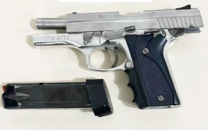 Motorista com sinais de embriaguez e porte ilegal de arma, sobe com carro na calçada, desobedece voz de prisão e ainda colide com outro veículo