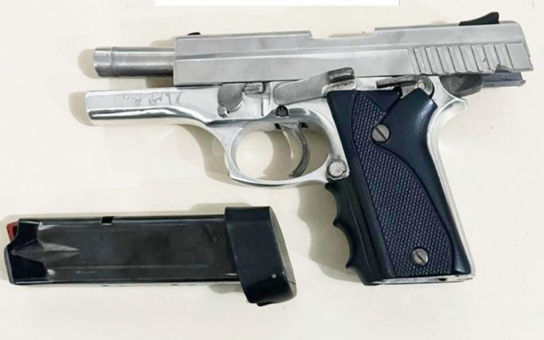 Motorista com sinais de embriaguez e porte ilegal de arma, sobe com carro na calçada, desobedece voz de prisão e ainda colide com outro veículo
