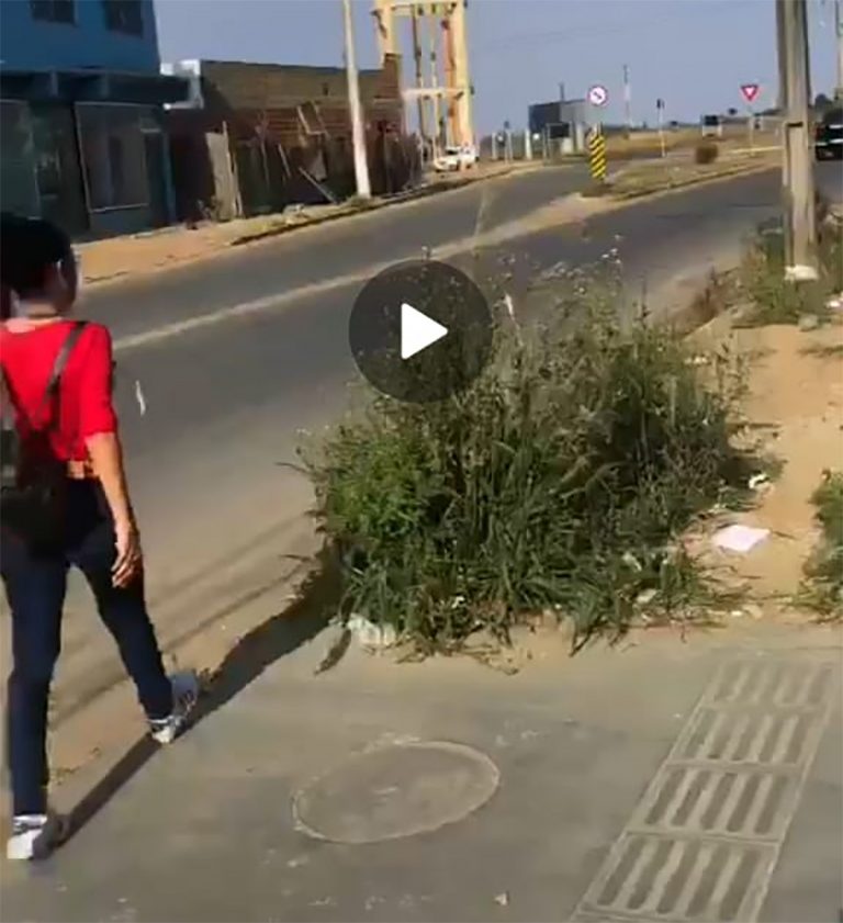 Vídeo: Pedestre denuncia falta de calçadas e “pegadinha” do piso táctil na Av. Ulisses Guimarães em Conquista