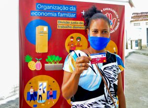Famílias de Vitória da Conquista recebem cartões emergenciais da Cáritas no valor de R$ 3 mil cada
