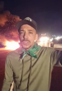 Vídeo: “A resistência bolsonariana começa em Vitória da Conquista”, diz radialista em protesto que interditou BR 116