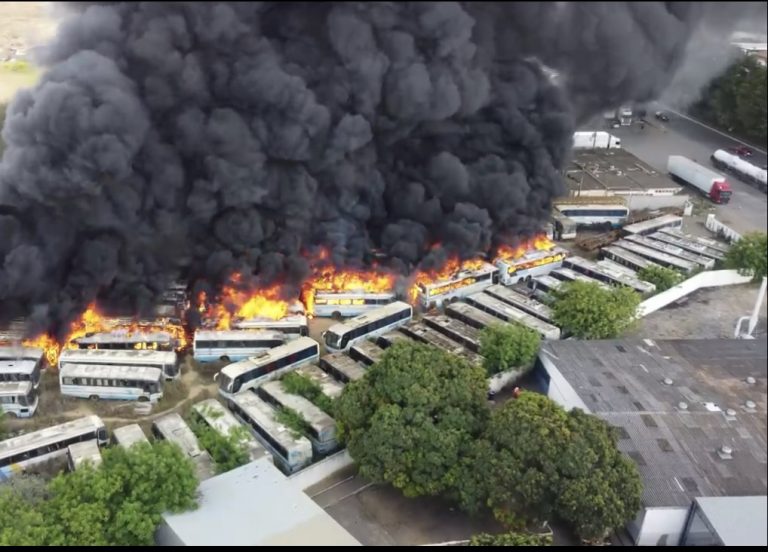 Conquista: 85 ônibus da Novo Horizonte foram destruídos em incêndio que começou em vegetação próxima à garagem