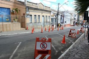 Defesa Civil Municipal interdita imóvel na Praça Tancredo Neves que ameaça desabar