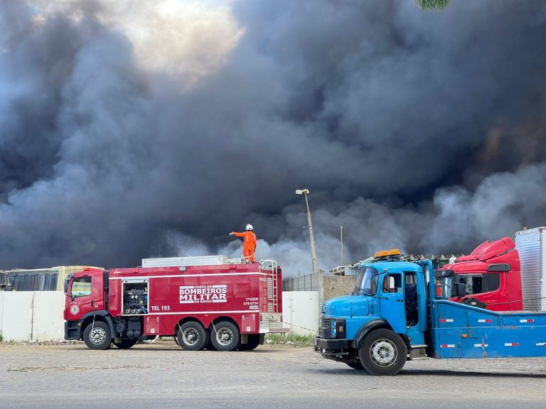 URGENTE: Incêndio de grandes proporções na antiga garagem da Novo Horizonte
